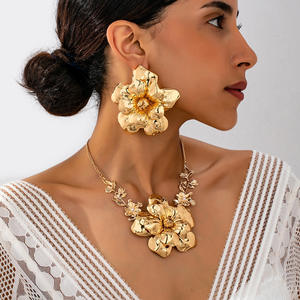 Collar de Clavícula con Dije de Flor y Perlas de Agua Dulce Chapado en Oro de Lujo para Mujer, Ideal para Aniversario de Bodas, de Alta Gama y Resistente a la Decoloración - Product Image 6