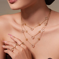 Vente flash : Ensemble de boucles d'oreilles en forme de fleur à six pétales ajourées avec bague et collier ajustables, bijoux de fête entièrement sertis de strass