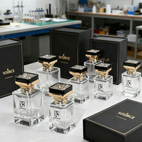 Botol parfum semprot kaca persegi Crimp mewah transparan 30 ml 50 ml 100 ml kustom dengan kotak hadiah