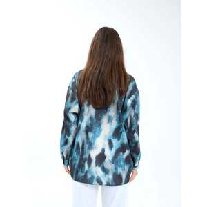 Chemisier asymétrique décontracté en mousseline de soie boutonnée pour femme Munich, motif tie-dye bleu, manches longues - Product Image 4