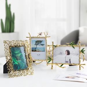 <span class=keywords><strong>Cadre</strong></span> photo personnalisé luxe feuilles d'or <span class=keywords><strong>cadre</strong></span> photo en métal haute qualité branches simples européennes <span class=keywords><strong>cadre</strong></span> photo en métal de mariage en or - Product Image 3