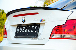 สปอยเลอร์หลังทรง P สีดำเงาและลายคาร์บอนพิมพ์ ABS สำหรับรถยนต์ BMW ซีรีส์ 1 E82 1M Coupe ปี 2007 - 2013 - Product Image 5
