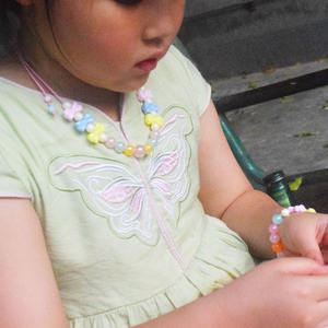 Pembe akrilik boncuk boncuklu küçük yürümeye başlayan kız çocuklar çocuk kelebek ilmek ayarlanabilir kolye ve bilezik seti - Product Image 4