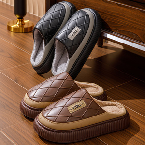 Nouvelles <span class=keywords><strong>pantoufles</strong></span> d'hiver 2025 pour hommes, en PU, grande taille, antidérapantes, chaudes, doublure en fausse fourrure courte, semelle extérieure épaisse en EVA - Product Image 3