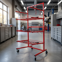 Chariot utilitaire mobile rouge à 3 niveaux avec étagères en treillis métallique, crochets en S et roulettes pivotantes pour atelier