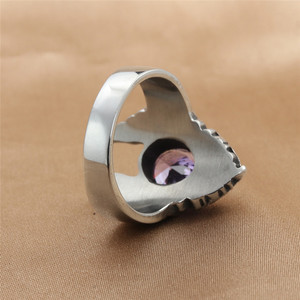 Anillo de acero de titanio con forma de ala, con piedras preciosas rojas y moradas, estilo retro punk, regalo de joyería unisex - Product Image 2