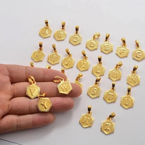 18k plaqué <span class=keywords><strong>or</strong></span> <span class=keywords><strong>en</strong></span> acier inoxydable alphabet A-Z initiales lettres charmes pendentif pour la fabrication de bijoux de bracelet - Product Image 4