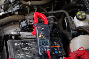 Pince ampèremétrique numérique UNI-T UT200A+ portable, à sélection automatique de plage, True RMS, pour courant alternatif 600V, intelligente et anti-brûlure à gamme complète - Product Image 5