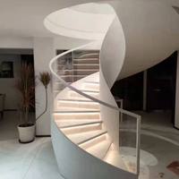 Escalier en spirale intérieur personnalisé en acier et bois, style luxe léger