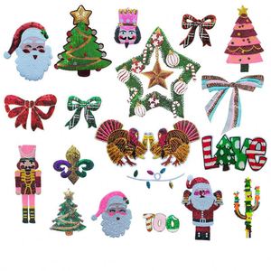 Patch thermocollant brodé de sequins de taille moyenne, motif Père Noël, arbre de Noël et nœud, pour la décoration des t-shirts et sweats à capuche des jeunes enfants - Product Image 1
