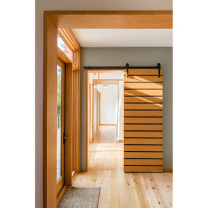 Villa moderna con estructura de acero ligero, terraza de madera y diseño de jardín para uso residencial - Product Image 5