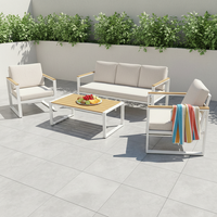 Ensemble de mobilier d'extérieur moderne et minimaliste en aluminium 5 pièces avec table aspect bois pour hôtels et parcs, idéal pour la cour et le bord de piscine