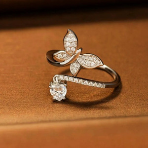 Elegante Anello Aperto Regolabile a Farfalla, Gioiello Minimalista e Delicato per Donna, Uso Quotidiano, Regalo Chic - Product Image 2