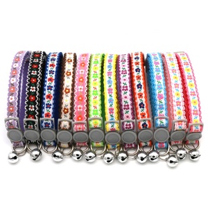 Collar de gato con patrón de bordado de flores bonitas, nailon ajustable con hebilla de seguridad separable, campana pequeña de liberación rápida - Product Image 2