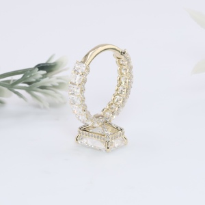 Bague de fiançailles de luxe en or jaune, taille radiant, sertie de pierres de laboratoire, avec halo dissimulé et bande éternité radiant, bague solitaire de déclaration, haute joaillerie - Product Image 3