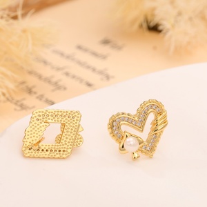 Boucles d'oreilles clous en forme de cœur en cristal avec zircon, plaqué or laiton et perle, pour mariage ou cadeaux - Vente en gros de bijoux de mode - Product Image 6