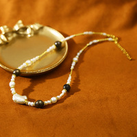 Ensemble de bijoux chic pour femme : collier et bracelet avec perles baroques naturelles noires et blanches, feuille d'or fine, style délicat et polyvalent