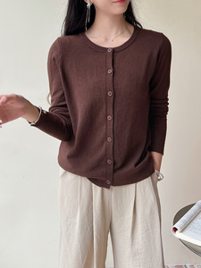 Cardigan tricoté vintage de style coréen pour femmes <span class=keywords><strong>pull</strong></span> simple boutonnage 2024 printemps haut superposé style vieil argent tricoté - Product Image 2