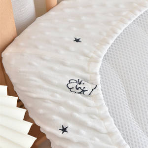 맞춤형 자수 아기 침대 시트 도트 무늬 밍키 피티드 시트 편안하고 피부 친화적인 아기 침대 커버 - Product Image 4