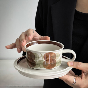 Ensemble tasse et soucoupe à café en céramique peintes à la main, motif floral rétro, style vintage finlandais, tasse à latte artistique de haute qualité - Product Image 3