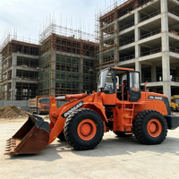 Chargeuse frontale sur roues Doosan DL505 de qualité fiable, avec pièces de précision et système de fonctionnement stable, idéale pour les entrepôts à céréales et les sites de stockage.