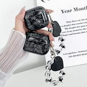 Nouvelle coque souple IMD noire à motif compatible avec les AirPods 4, Pro 2, avec cordon en forme de cœur - Product Image 4