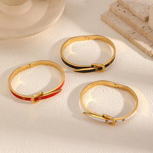 สร้อยข้อมือหัวเข็มขัดรูปเกือกม้าสไตล์ยุโรป แฟชั่นสำหรับผู้หญิง กำไลข้อมือเปิดทำจากไทเทเนียมเหล็ก มีสีให้เลือก แดง ดำ ขาว - Product Image 1