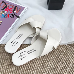 Chanclas de verano coreanas de suela plana con diseño cruzado, sencillas, en cien colores lisos, con puntera de acero, a la moda. - Product Image 2