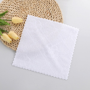 Fazzoletto in microfibra bianco piccolo quadrato usa e getta con <span class=keywords><strong>pizzo</strong></span> goffrato per asilo nido e hotel - Product Image 3