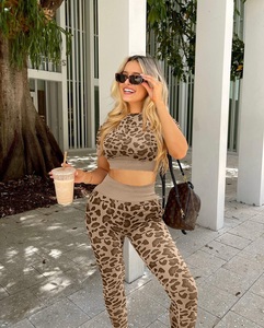 Set di Leggings leopardati e reggiseno da donna con maniche corte personalizzate a vita alta Yoga 2 pezzi da palestra - Product Image 5