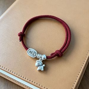 Pulsera de Hilo Rojo con Dije de Caballo en Plata de Ley 999, Joyería para Uso Diario de Mujer - Product Image 4