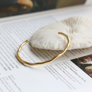 สร้อยข้อมือสแตนเลสสตีลลายคลื่นชุบทอง 18K สำหรับทุกเพศ เครื่องประดับคลาสสิก แฟชั่นใหม่ สำหรับโอกาสพิเศษ ขายส่ง - Product Image 5