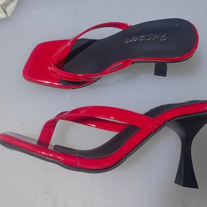 Mules à talon fin en cuir verni à bout carré pour femme, sandales à enfiler tendance avec pince d'orteil, chaussures d'été pour l'extérieur - Product Image 3