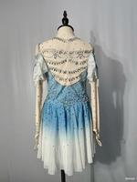 Robe de patinage sur glace bleu clair et blanc dégradée personnalisée pour les femmes Strass hautement extensibles et détails décoratifs Vêtements de danse