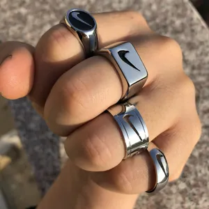 Anello con logo con gancio curvo Swoosh in acciaio inossidabile accessori per street style hip hop anello con zecche da uomo sportivo