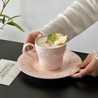 Tasse à café en céramique rétro blanche et rose avec motif de fraises en relief, mug en verre, cadeau pour fille, poignée exquise, ensemble de tasses à café en verre