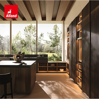 Armoire de cuisine en placage de noyer foncé de style Wabi Sabi italien sur mesure Alland avec armoire de présentation à grille métallique et double îlot