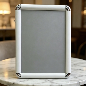 Cadre en aluminium professionnel de 25 mm avec coins arrondis chromés et support en PE pour une fixation murale fiable des enseignes - Product Image 1