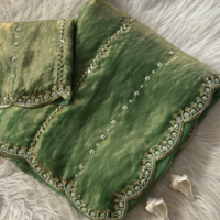 Nouveau sari en soie moderne de créateur avec perles de machine et motifs brodés à la main, et motifs en perles coupées pour mariages et occasions festives