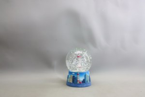 Globo de Nieve Artístico de Resina de 80MM Pintado a Mano con Base Musical, Escena Ártica, Efecto de Purpurina y Nieve, Diseño Romántico - Product Image 5
