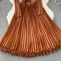 Robe Vintage Haut de Gamme Luxe Léger Strass Thermocollés Col en V Femme Style Sophistiqué Taille Plissée Jupe Évasée
