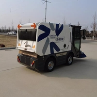 Balayeuse de voirie industrielle diesel Howe Tech avec châssis ISUZU, direction à quatre roues, équipement de nettoyage extérieur avec moteur