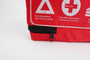 Trousse de premiers secours automobile DIN 13164, sac médical d'urgence certifié CE et MDR, fabricant OEM avec triangle de signalisation pour véhicule en bord de route - Product Image 4