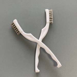 Spazzola Metallica con Manico Bianco, Spazzola Industriale con Setole, Manico Antiscivolo in Plastica, per Rimozione Ruggine, Levigatura e Lucidatura - Product Image 5