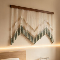 LUOYING EASTERN NATURE Tapisserie murale bohème en macramé en coton avec perles en bois et pompons, décoration de fond pour salon et chambre à coucher