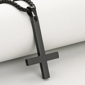 Collier pendentif croix inversée simple en acier inoxydable, style punk, tendance, charme de prière chrétien catholique, amulette, bijoux pour hommes et femmes - Product Image 5