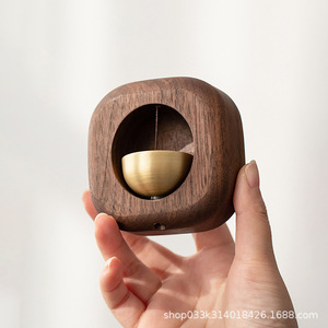 Timbre de puerta de estilo japonés de madera con campana de latón y diseño magnético adhesivo para recordatorio de entrada - Product Image 2