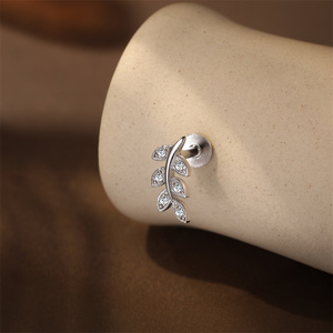 Piercing de cartílago con rosca de plata de ley 925 de 16G, diseño de estrella, octágono, rama hueca, mariposa, corazón, flor y moissanita, con parte trasera plana - Product Image 3