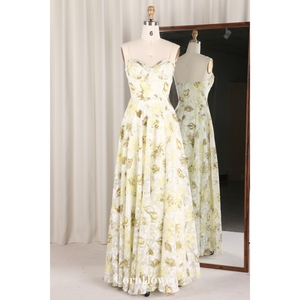 Robe bustier à col bénitier en mousseline de soie jaune rose pour femmes modernes jupe en tulle avec imprimé floral pour les vacances à la plage - Product Image 1