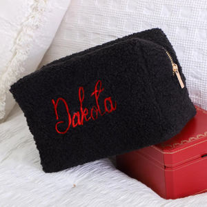 กระเป๋าเครื่องสำอางขนเฟอร์แบบส่วนตัว ปักชื่อตามสั่ง สำหรับผู้หญิง - Product Image 6